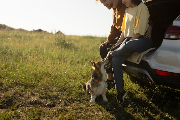 Photo close up travelers with cute dog