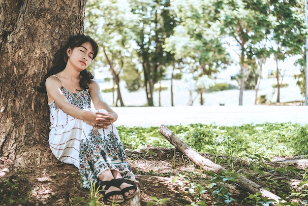 Close-up trieste mooie Aziatische vrouw van niet-vereiste liefdeze denkt zoveel aan vriendjesleven zonder liefde