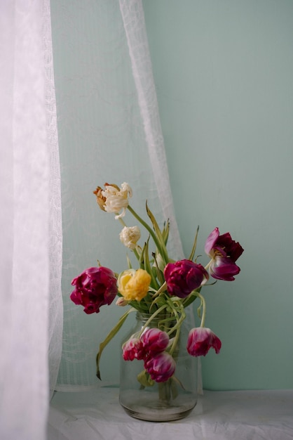 Photo close-up of tulips bouquet in vase