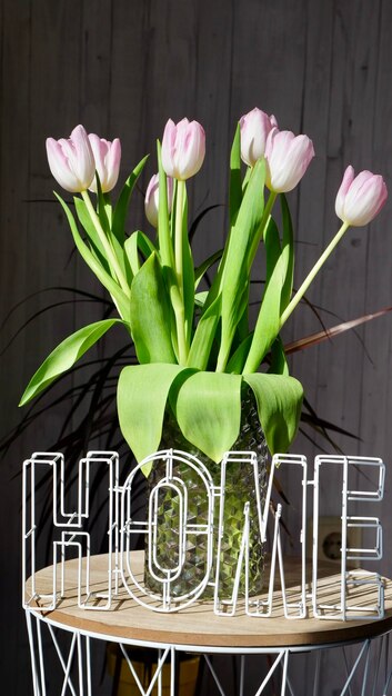 Photo close-up of tulips in vase on table