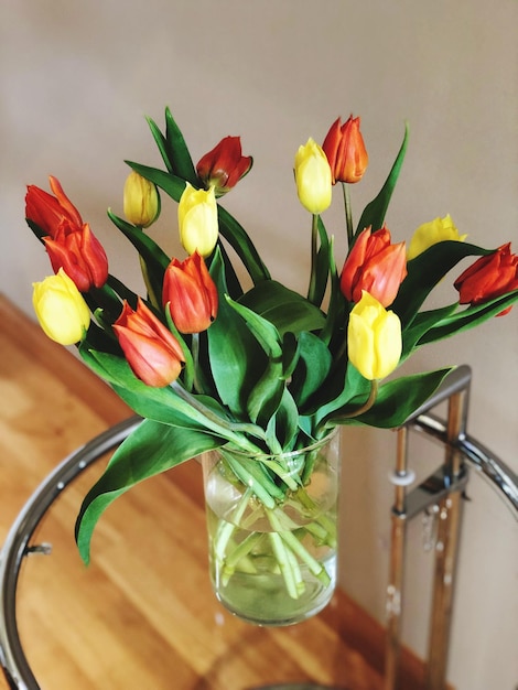 Foto close-up di tulipani in vaso su tavola