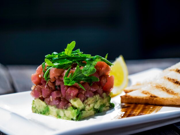 Foto close-up di tartaro di tonno con avocado servito in piatto