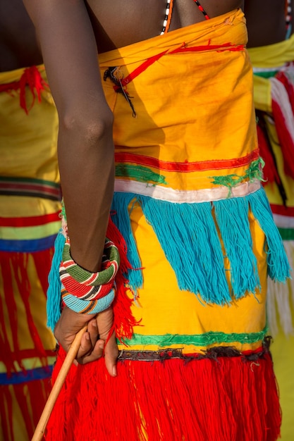 Foto primo piano di un uomo turkana che indossa un braccialetto tradizionale di perle