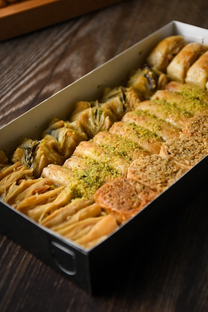 Close up baklava turco pasticceria dolce con scatola