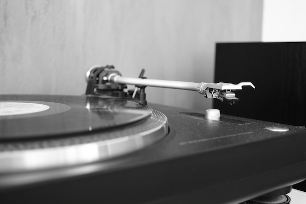 Photo close-up of turntable on table