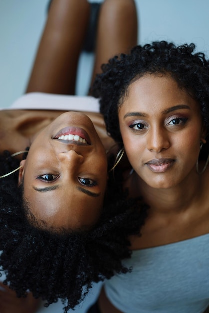 Close up twee Afrikaanse vrouwen naast elkaar portret