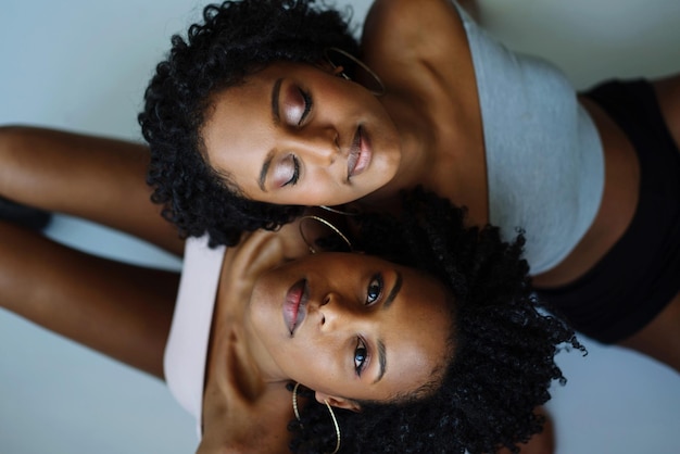 Close up twee Afrikaanse vrouwen naast elkaar portret
