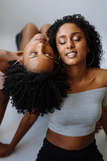 Close up twee Afrikaanse vrouwen naast elkaar portret