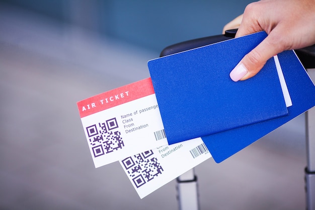 空港近くの海外パスポートで2枚の航空券をクローズアップ。