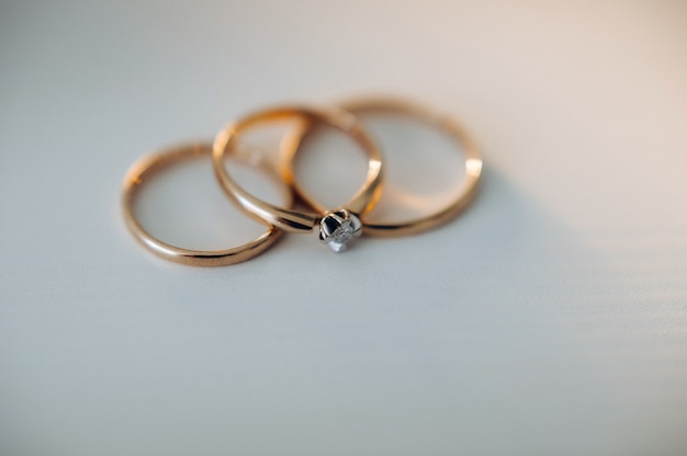 結婚式のための2つの金の結婚指輪のクローズアップ