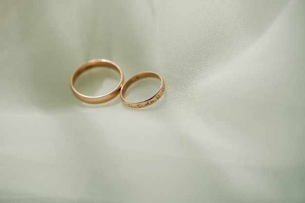 Крупный план двух золотых обручальных колец на свадьбу.