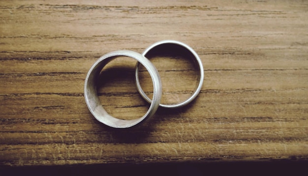 Photo close-up of two wedding ring on table