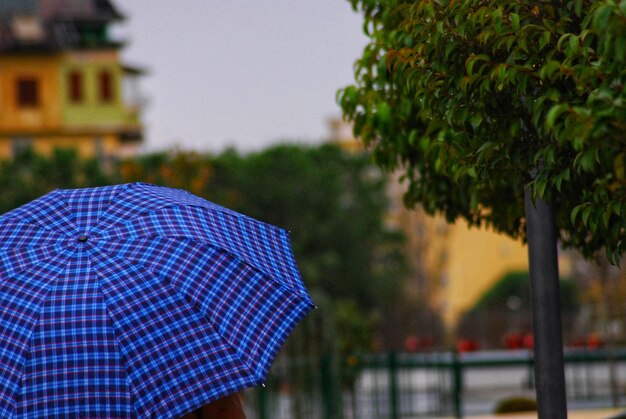 Foto close-up di un ombrello contro una struttura costruita in città