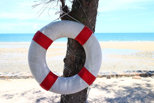 Foto close-up di un ombrello sulla spiaggia contro il cielo