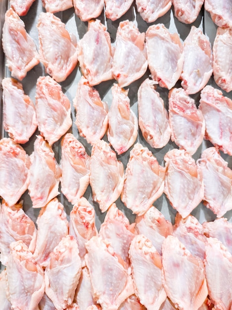 맛있는 바베큐를 위한 단백질 성분을 위해 시장에서 익히지 않은 신선한 날개 닭 암탉을 닫으세요