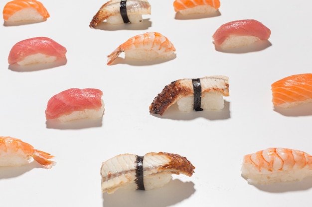 Фото Крупным планом вкусные суши на столе