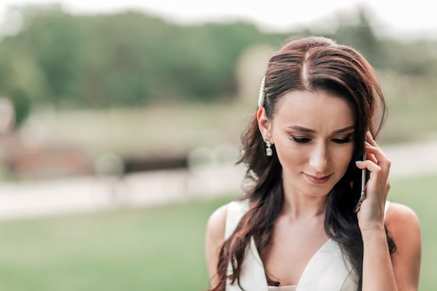 Avvicinamento. sposa sconvolta parlando su un telefono cellulare. foto con copia spazio