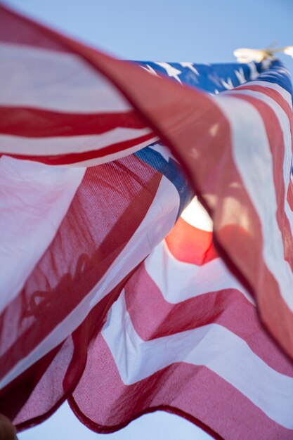 写真 空にアメリカ国旗を閉じる