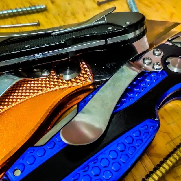 Foto close-up di coltelli utili sul tavolo