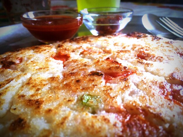 Photo close-up of uttapam with chutney served in plate