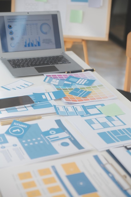 Close up ux-ontwikkelaar en ui-ontwerper gebruiken augmented reality brainstorming over mobiele app-interface wireframe-ontwerp op het bureau van een modern kantoorCreatief digitaal ontwikkelingsbureau