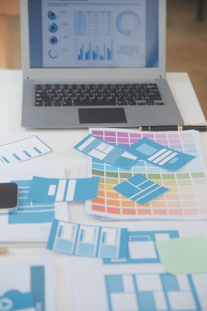 Close up ux-ontwikkelaar en ui-ontwerper gebruiken augmented reality brainstorming over mobiele app-interface wireframe-ontwerp op het bureau van een modern kantoorCreatief digitaal ontwikkelingsbureau