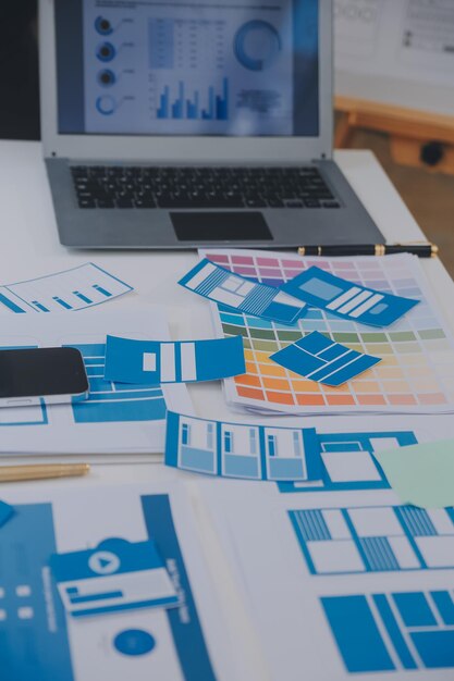 Close up ux-ontwikkelaar en ui-ontwerper gebruiken augmented reality brainstorming over mobiele app-interface wireframe-ontwerp op het bureau van een modern kantoorCreatief digitaal ontwikkelingsbureau