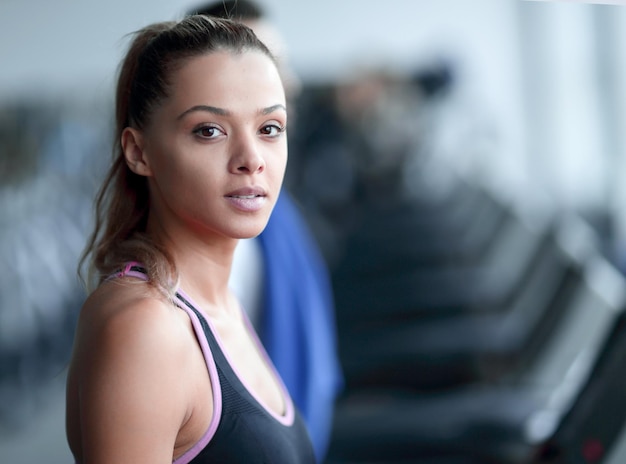 Close-up van aantrekkelijke jonge vrouw in de sportschool