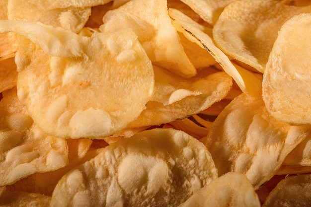 Close-up van aardappelchips met gedetailleerd zicht op de textuur en smaak