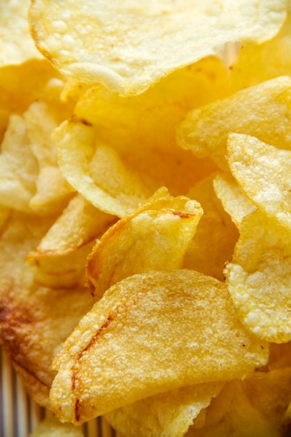 Close-up van aardappelchips op tafel