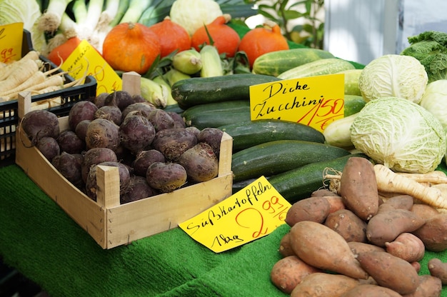 Close-up van aardappelen en komkommers op de Duitse groentemarkt