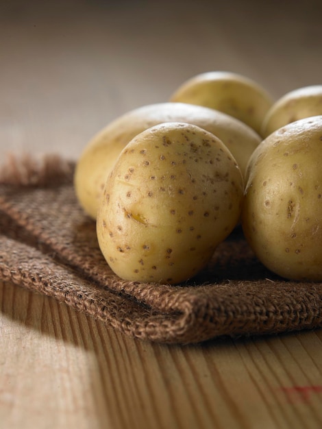 Close-up van aardappelen op tafel