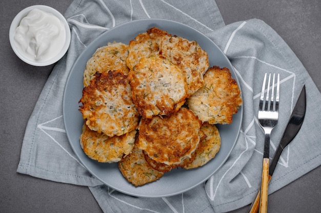 Foto close-up van aardappelpannenkoekjes aardappelpannenkoekjes latkes flapjacks hashbrown of aardappel vada