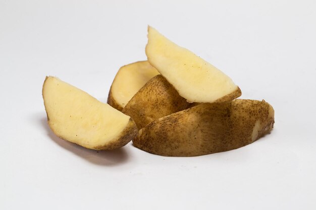 Close-up van aardappelsnijden op een witte achtergrond