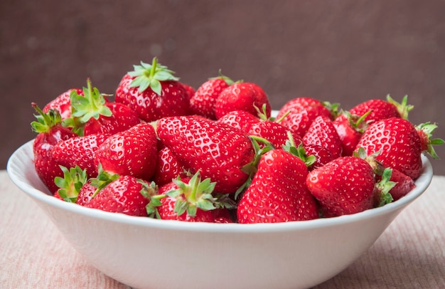 Close-up van aardbeien in een kom op tafel
