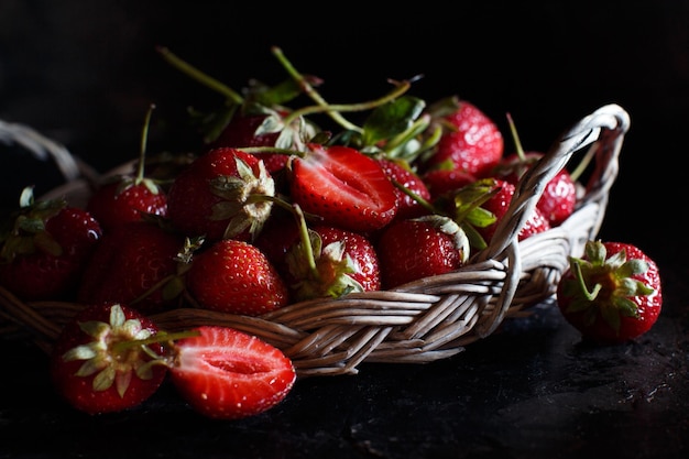 Foto close-up van aardbeien in een mand