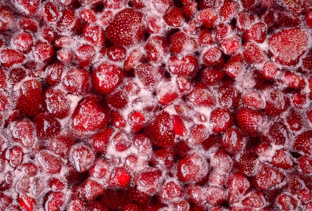 Close-up van aardbeien jelly koken in een pan maken een aardbeien jam