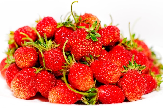 Close-up van aardbeien op een bord