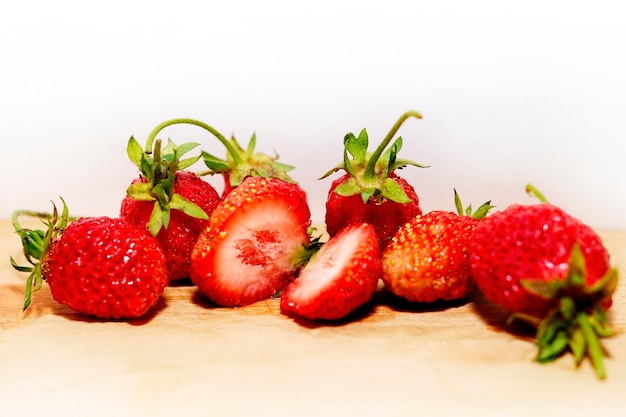 Close-up van aardbeien op een snijplank