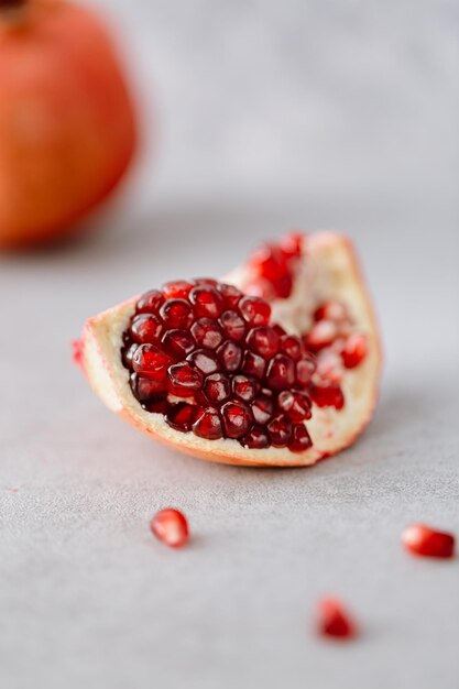 Foto close-up van aardbeien op tafel tegen een witte achtergrond