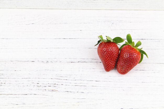 Foto close-up van aardbeien op tafel