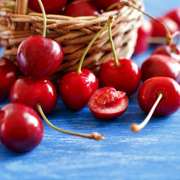 Foto close-up van aardbeien op tafel