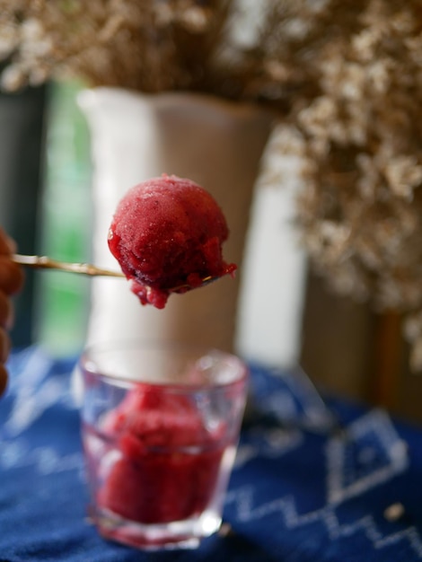 Foto close-up van aardbeien op tafel