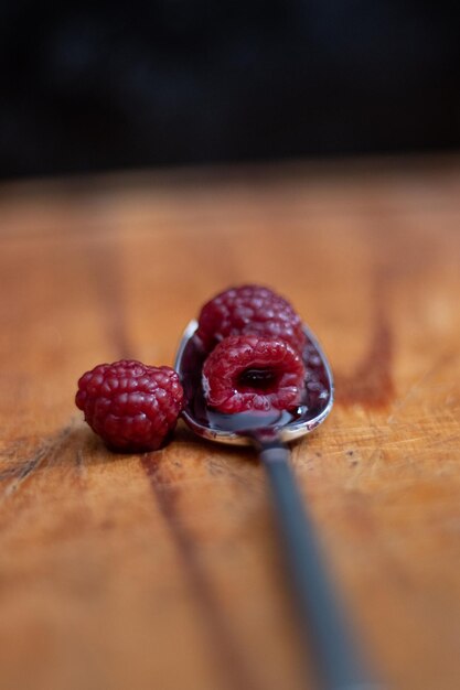 Foto close-up van aardbeien op tafel