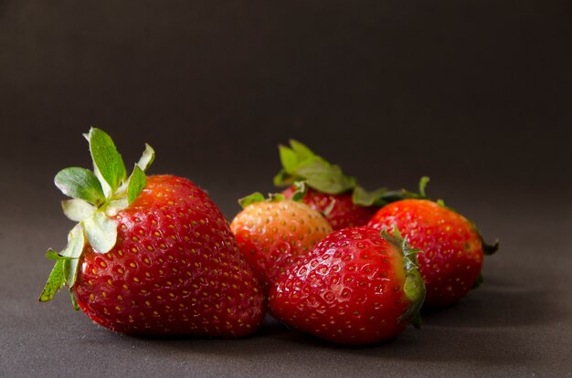 Close-up van aardbeien op zwarte achtergrond