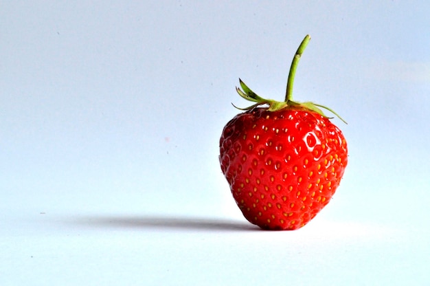 Foto close-up van aardbeien tegen een witte achtergrond