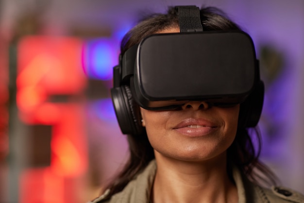 Close-up van Afrikaanse jonge vrouw die een bril draagt tijdens virtual reality-spel