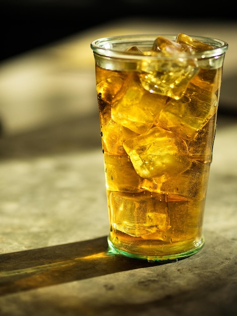 Close-up van alcohol in een drinkglas op tafel