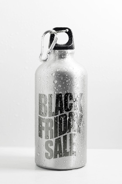 Foto close-up van aluminium thermo waterfles met zwarte vrijdag verkoop tekst, op de achtergrond van wit.