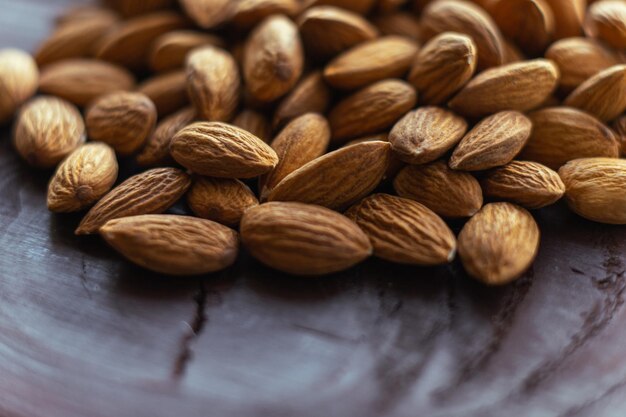 Close-up van amandelen op houten tafel. Biologisch gezondheidseiwit vegetarisch voedsel. Selectieve focus kopieerruimte